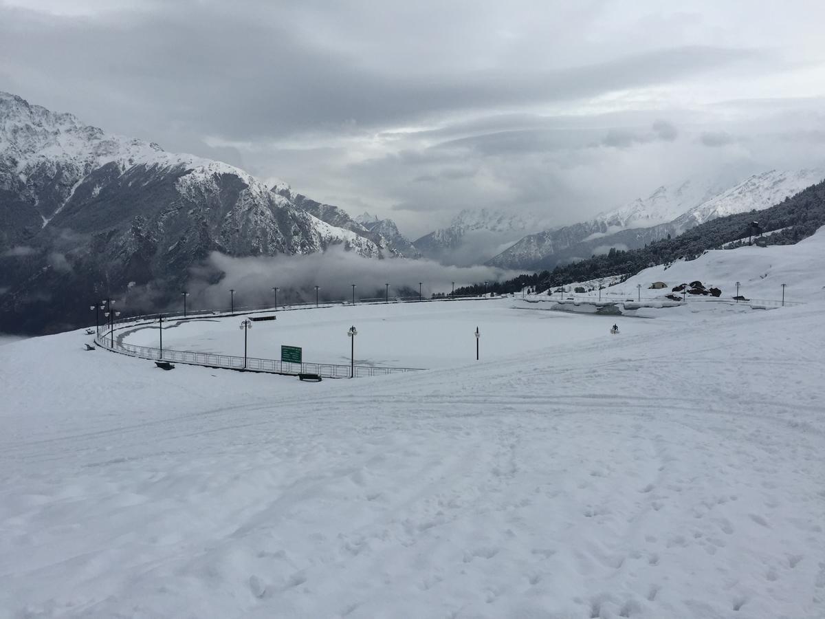 Clifftop Club Auli Joshīmath Esterno foto